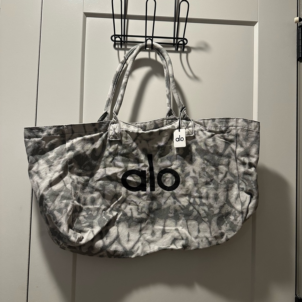 New ALO Yoga Gray Camo Bag
